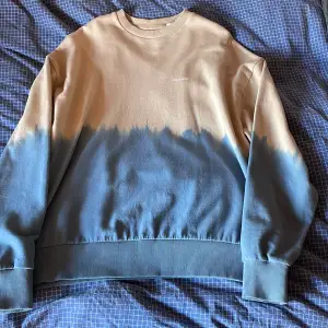 En skön tröja med snyggt blått tryck, i oversized modell. Storlek är Small men den sitter som sagt inte som en ”normal” tröja utan har bredare ärmar och är längre nertill. Aldrig använd, är i nyskick. Hör gärna av dig om du har frågor :)