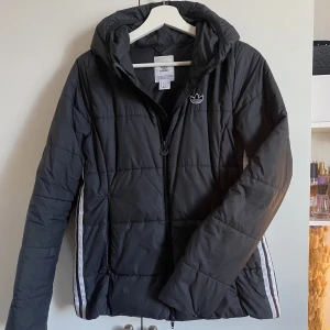 Svart adidas jacka🖤🤍 - Säljer denna jätte sköna vinterjacka i strl 36-38 dam.🖤🍂
