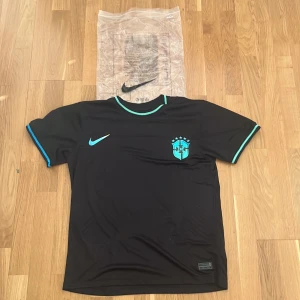 Brasilien kit  - Köpt på Nike det här året Säljer då jag inte använder den Man får med Nike påsen på bilden. Pris kan diskuteras Kan mötas upp i Stockholm  Använd 1 dag  Säljer för att jag vill ha pengarna  Kan sänka pris vid snabb affär