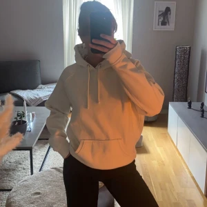 Vit hoodie - Säljer nu denna vita hoodie från bikbok, den har en liten detalj på luvan men det är något som jag själv aldrig tänk på🤍