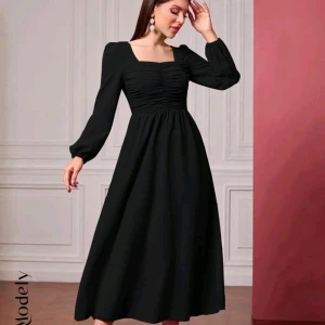 Klänning - En fin klänning som inte sitter så bra på mig så säljer den vidare🤍 Klänningen är helt oanvänd och köptes för 250, säljer för 130! 