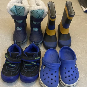 Pojke skor i fint skick - Stövlar, storlek 23/24 50 kr st  Crocs tofflor som ny, storlek 24/25 100 kr Oshkosh skor som ny , storlek 22  100 kr N—ike storlek 24 30kr Finns att hämta i Södertälje Alla tillsammans 250 kr