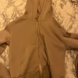 En beige Zip hoodie som är använd typ 1 gång. Är som ny. Vill bara bli av med den