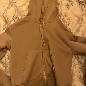 Beige Zip Hoodie  - En beige Zip hoodie som är använd typ 1 gång. Är som ny. Vill bara bli av med den
