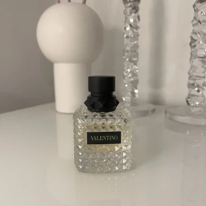 Valentino parfym  - Born in Roma yellow dream Donna 50ml EdP 🍋  Använt en liten del utav flaskan  Köpt för 900kr säljs för 500kr 