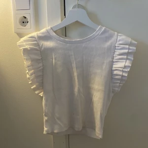 Zara topp  - Vit Zara topp i helt okej skick💗