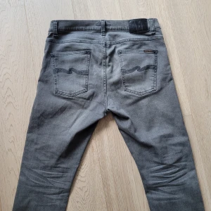 Nudie Jeans  - Ett par extremt feta gråa nudie jeans i modellen lean dean! Byxorna är i toppskick utan några tecken på användning! Jag är 185