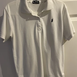 Polo Ralph lauren piké  - Storlek L i barn (14-16 år) Använd men i fint skick Passar dem som är mellan 170 och 180. Nypris är 745 kr och mitt pris är 250