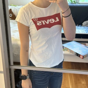Levis t-shirt - En Levis t-shirt som är köpt för ett tag sedan, har använt den Max 2 gånger, den har inga defekter. Den sitter jätte bra på och formar kroppen! Diskutera pris 