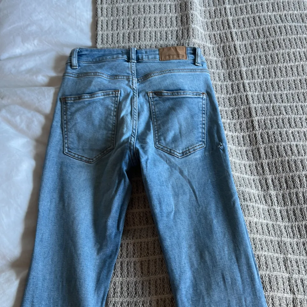 Snygga bootcut jeans med hål på ena knät riktigt snygga❤️. Jeans & Byxor.