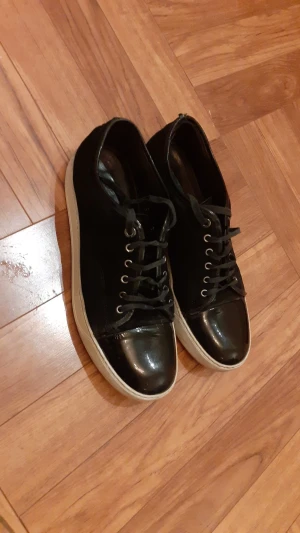 LANVIN - Feta skor. Ett par Lanvin i strlk 44-45. Anvöndt sick men finns ändå mycket liv kvar i skorna. Bara höra av sig vid funderingar!