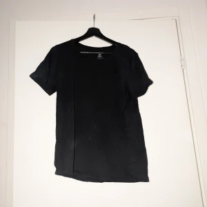 Svart t-shirt  - Svart t-shirt från Ica
