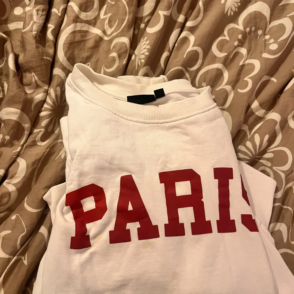 Sweatshirt där det står ”PARIS” man kan göra en super cool oufit med denna tröjan 😍två fläckar som förmodligen går bort i tvätten! . Hoodies.