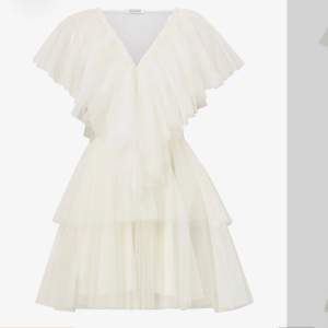 SÖKER!!! Denna klänning från Ida Sjöstedt i vit. Skriv gärna om du har den och kan tänka dig att sälja
