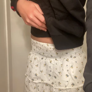 Blommig kjol - Blommig Stockholmsstil kjol