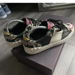 Valentino skor  - Snygga valentino skor i fint skick, box med äktenhets bevis kommer med💘 unika och svåra att få tag i. 