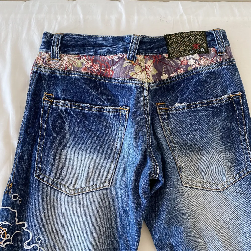 Jeans från det japanska märket Eternal, köpt och fraktat från Japan. Storlekslappen är bortklippt. Mått: midja 37x2, innerbenslängden 79 cm. Liknande kostar ca 1200-1800 på plick/depop. . Jeans & Byxor.