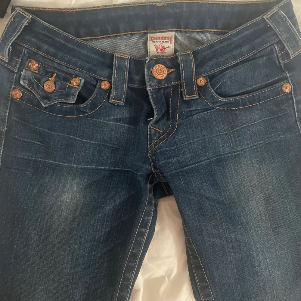 Ett par äkta true religion jeans i storlek 25. De har en liten blekning som inte syns vid användning som man ser på bild 2 och byxorna är igensydda längst ner och därav de billiga priset. #truereligionjeans #true religion . Jeans & Byxor.