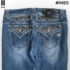 M85 lågmidjade bootcut missme jeans  - MissMe jeans i model Boot 💜 Tag 29W 💜Midja (rakt över) 40cm 💜 Innerben 79cm 💜 Ytterben 102cm 💜 Benöppning 22cm 💜 nedgångna. 💜Våra mått blir W=31 och L=31 💜 Men jämför alltid måtten med dina bästa jeans💜 M85