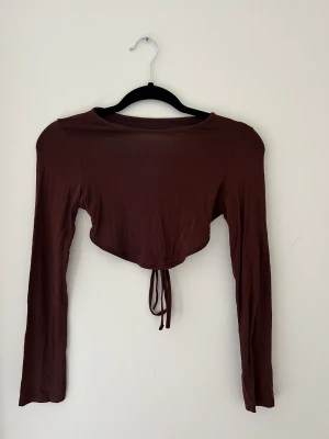 Kort topp med öppen rygg - Topp med öppen rygg med knytning