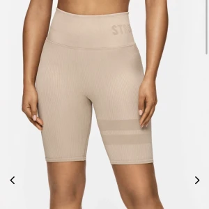 Stronger tränings shorts  - Super snygga tränings shorts från stronger⚡️⚡️ Ny skick!!