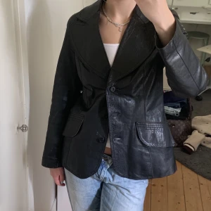 Skinnjacka - Sjukt fin figursydd skinnkavaj, bra kvalitet men har små hål/slitningar i ena kragen och lite pigmentändringar, inget som man tänker på 🖤🖤