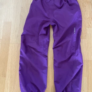 Vind/regnbyxa - Säljer dessa regn/ vind byxor. De är i nyskick.