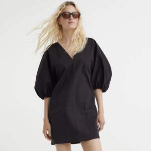 Säljer helt ny (prislappen kvar) svart klänning från H&M i strl L. Hämtas i Sundbyberg eller skickas mot fraktkostnad.