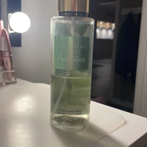 Victoria secret parfym  - Victoria secret parfym i doften pear glacé. Köparen står för frakten men man kan också mötas upp i Stockholm 💗