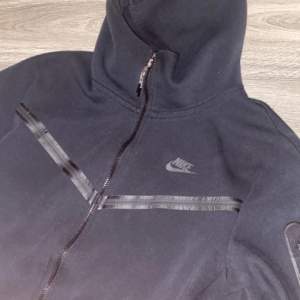 Säljer en svart Nike tech fleece tröja size m condition 6,5 7 /10 