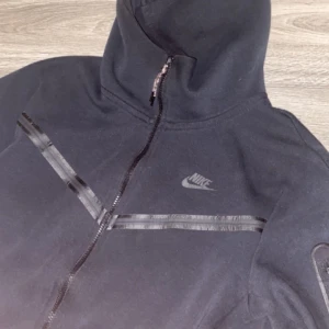 Nike tech fleece tröja  - Säljer en svart Nike tech fleece tröja size m condition 6,5 7 /10 