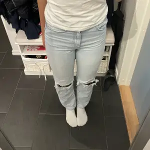 Säljer dessa fina jeans från Gina Tricot. Säljer pga dom blivit för små. Dom är i ett bra skick.