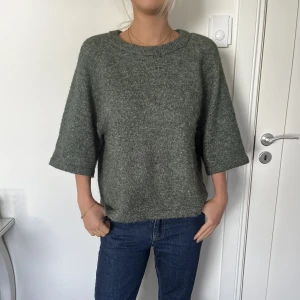 Stickad t-shirt - Stickad t-shirt från Peppercorn - storlek medium - kontakta mig om ni har några frågor!