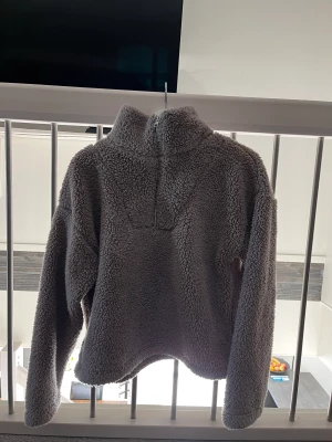 Mysig höst tröja. - Tröja från Bikbok, aldrig använd!! Säljer pga fick o födelsedagspresent men används ej! Storlek S!