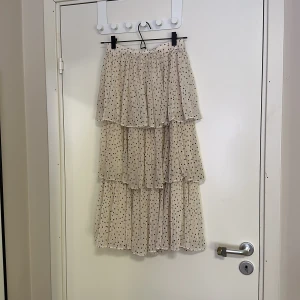 Kjol - Prickig kjol, använd några gånger men i bra kvalite