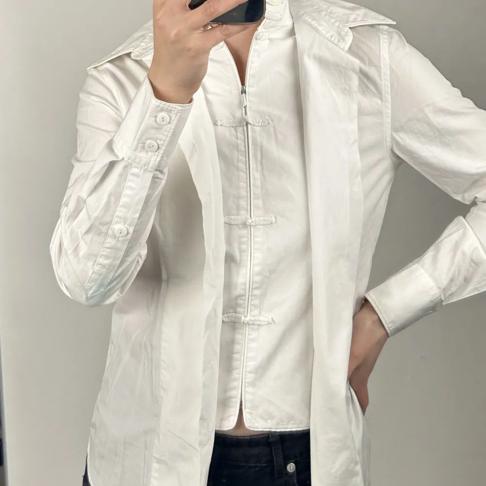 Coolaste skjortan från Jean Paul Gaultier med olika knäppningar 💭. Skjortor.