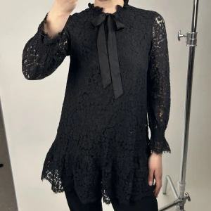 Spets klänning - Fin klänning från HM i spets. Den har en sidenrosett i halsen 💫