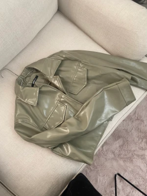 Snygg jacka ifrån Gina tricot  - En snygg jacka ifrån gina tricot! Den är croppad och funkar perfekt som en jacka att ha när man vill känna sig lite uppklädd! Den är i storlek s och kostar 100kr + frakt 