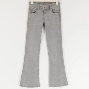Bootcut jeans Gina - Säljer dessa grå bootcut jeans från Gina Tricot då de ej kommer till användning!🌷✨ Använda 2 gånger! En liten vit fläck vid fickorna fram! Hör av dig om du undrar nåt!🥰 Priset kan sänkas vid snabb affär!!🤗