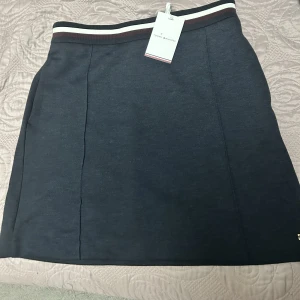Kjol - Köptes iår från Tommy Hilfiger. Oanvänd, har bara testat. (Priset kan diskuteras)❤️