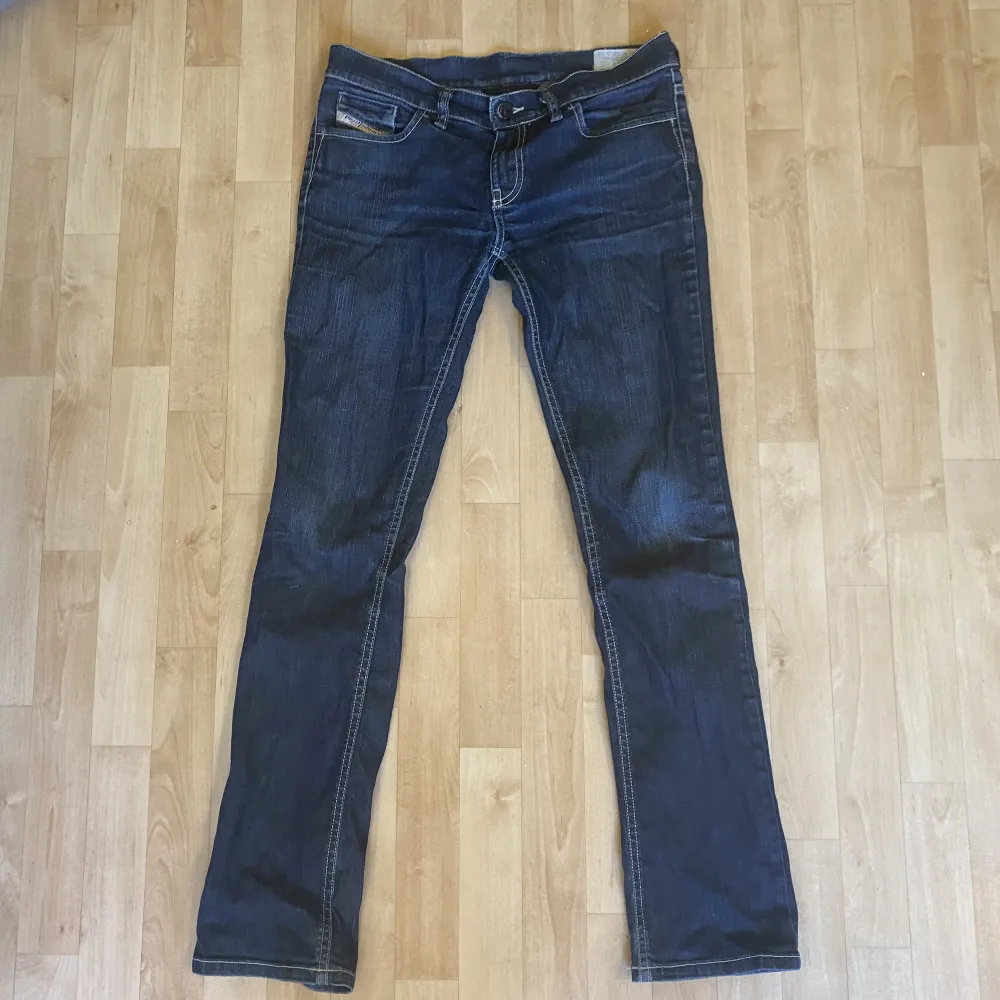 Ett par jätte snygga skinny diesel jeans som har använts ett par gånger och har tyvärr ett hål vid hällan av byxan. Men enkelt att sy ihop för dig som vill ha byxorna. Måtten på jeansen  är midja: 28 och längd:30. Jeans & Byxor.