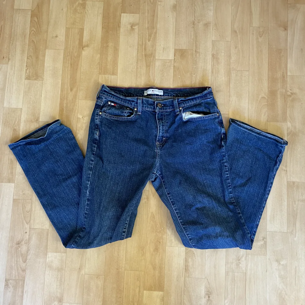 En par snygga mörkblåa Tommy Hilfiger jeans som jag tyvärr inte använder längre. Storleken står inte i byxorna men jag gissar på att de är storlek Medium. . Jeans & Byxor.