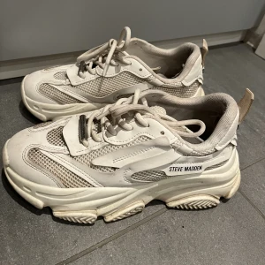 Steve Madden Possession - Inköpta förra året. Använda men i fint skick, kan skicka fler bilder vid önskemål. Storlek 38, upplever dem som normala i storleken.