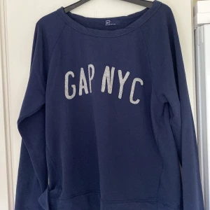 Söt college tröja från Gap💙🍂 - Söt tröja från Gap 💕 Kontakta vid frågor!