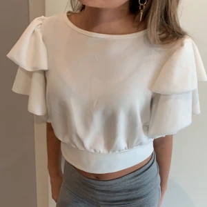 Volang topp - Fin volang topp som är lite cropad, nyskick! Skicka gärna ett prisförslag eller köp via ”köp nu” 🥰