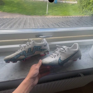 Nike air zoom mercurial vapor 15 fotbollsskor  - Säljer dessa fina Nike mercurial skor med tanke på att jag har köpt andra. Dom är i fint skick endast lite smutsiga, den svarta synliga fläcken går att få bort genom att skrubba och kan även göra det innan det säljs. Tappat bort boxen. Inga sulor.