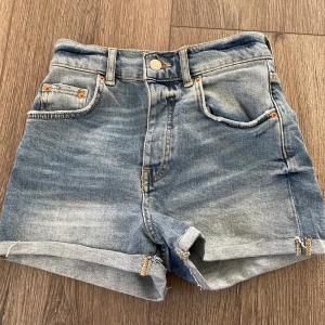 Jeansshorts - Blåa jeansshorts från Gina Tricot som aldrig är använda. 