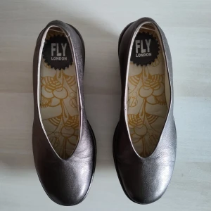 Fly London dam skor - Fly London plattformskor. Vacker bronsbrun färg. Utmärkt skick. Storlek 35