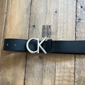 Skärp från Calvin Klein - Skärp från Calvin Klein köpt i butik. I väldigt bra skick. Har även gjort egna hål hos en skräddare. 