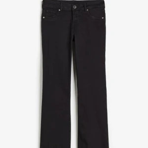 Low waist jeans - Säljer mina supersnygga low waist jeans eftersom dom inte kommer till användning. De sitter perfekt i midjan och längden på mig som är 170💓 Hör av er om ni är intresserade! obs🤍Du står för frakten